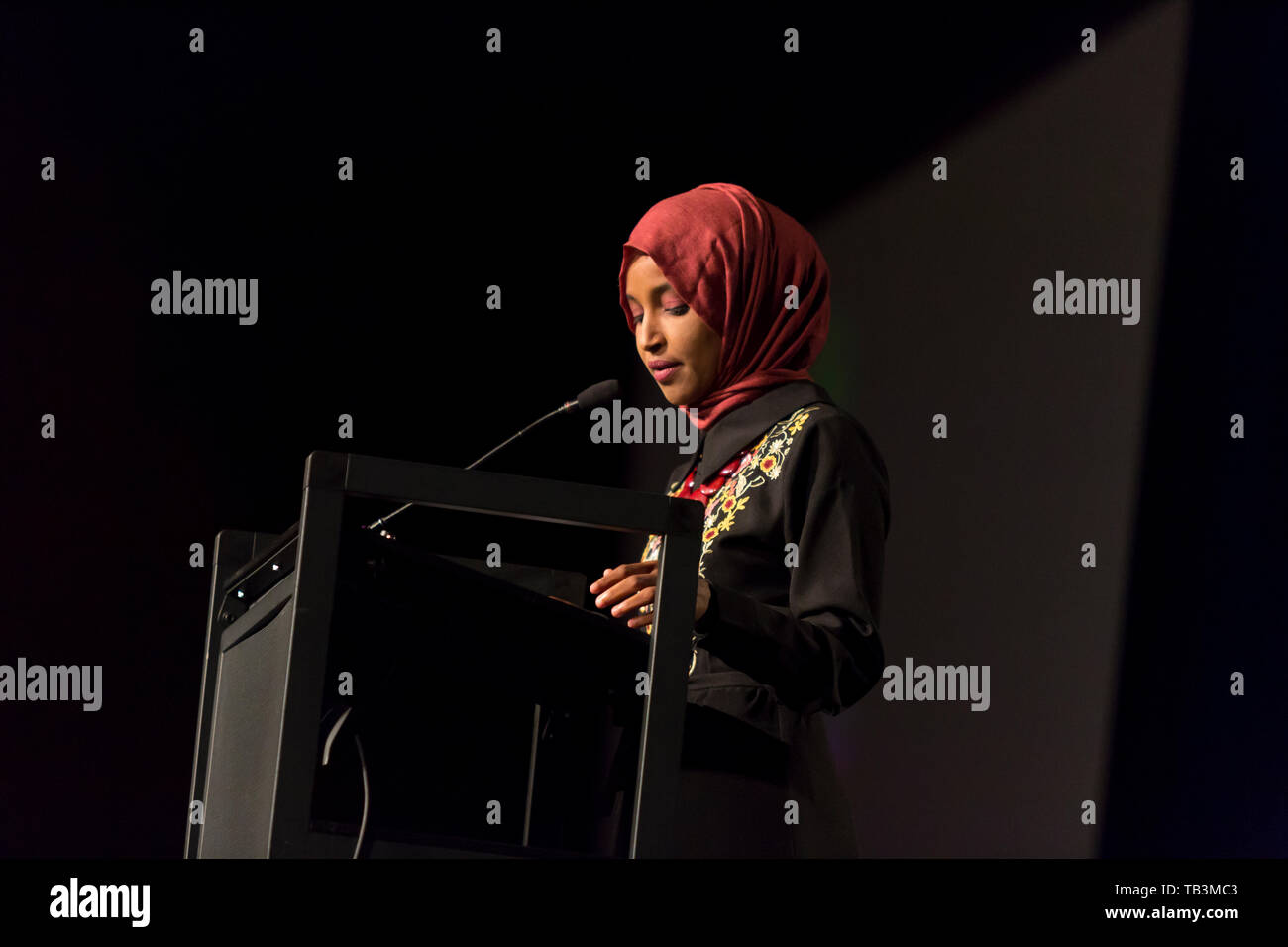 Sost. Ilhan Omar parla a un Ramadan finalizzata alla raccolta di fondi a Bellevue, Washington, Sabato 25 Maggio, 2019. Omar ha messo in evidenza la manifestazione del Consiglio sulle relazioni American-Islamic per finanziare la protezione e la sicurezza per le moschee e scuole islamiche in Washington. Foto Stock