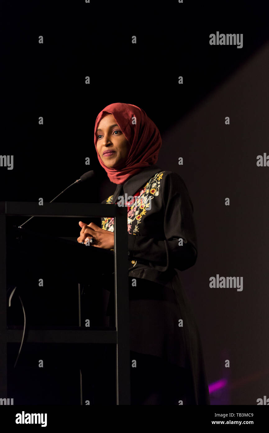 Sost. Ilhan Omar parla a un Ramadan finalizzata alla raccolta di fondi a Bellevue, Washington, Sabato 25 Maggio, 2019. Omar ha messo in evidenza la manifestazione del Consiglio sulle relazioni American-Islamic per finanziare la protezione e la sicurezza per le moschee e scuole islamiche in Washington. Foto Stock