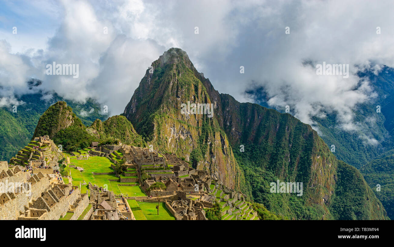 Paesaggio panoramico del Machu Picchu rovina Inca uscente della nebbia, regione di Cusco, Perù. Foto Stock