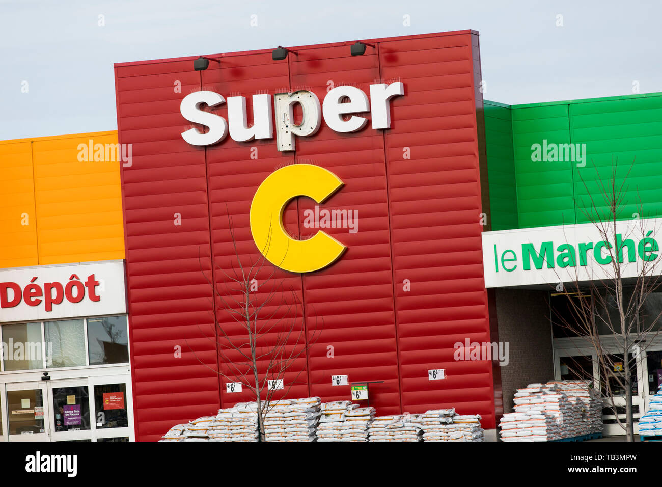 Un logo segno esterno di una Super C store a Greenfield Park, Quebec, Canada, il 23 aprile 2019. Foto Stock