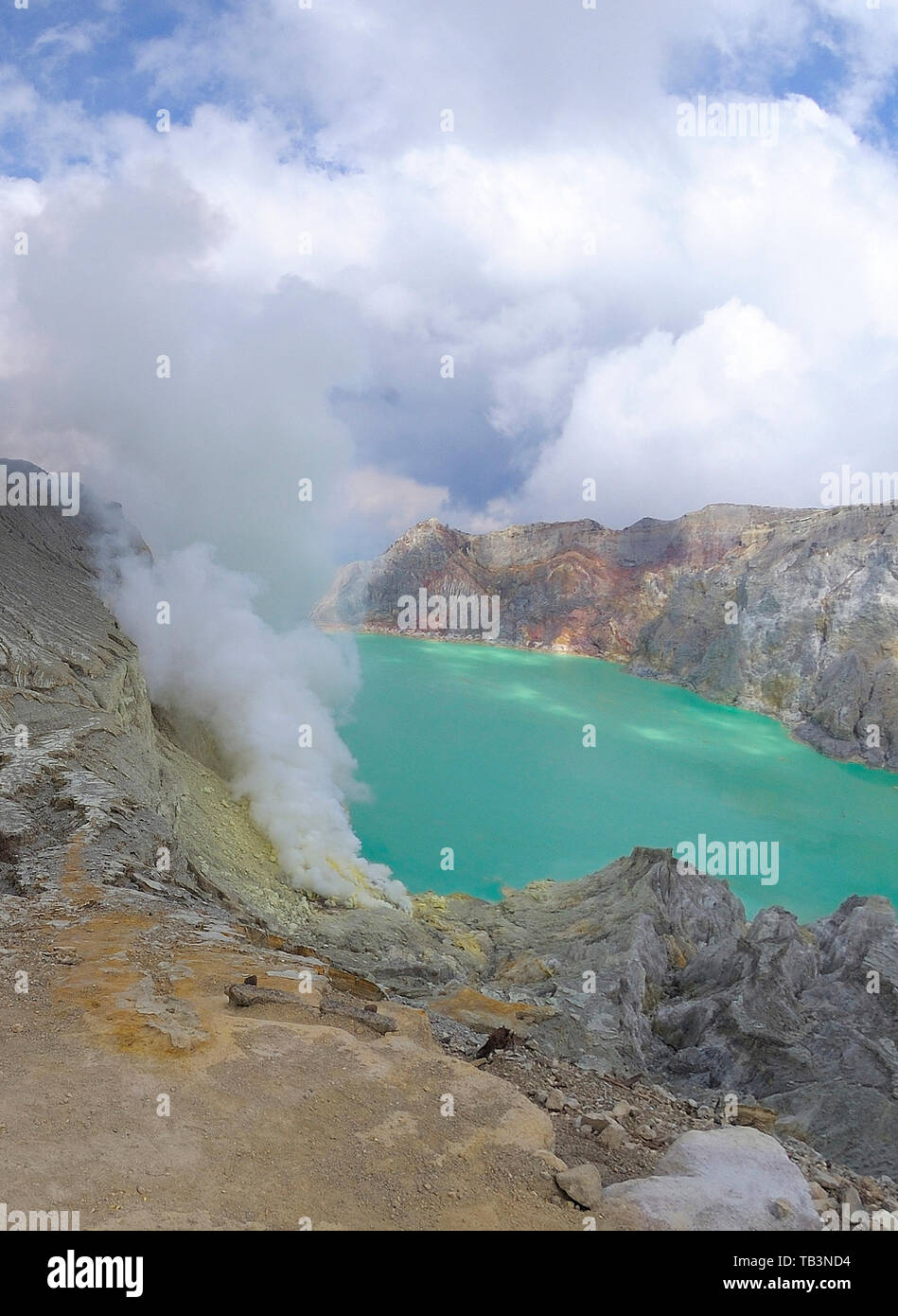 Lo zolfo in uscita vapore a volcany complessa, il cratere del lago Kawah, Kawah Ijen, Besuki, Ijen, Java, Indonesia Foto Stock