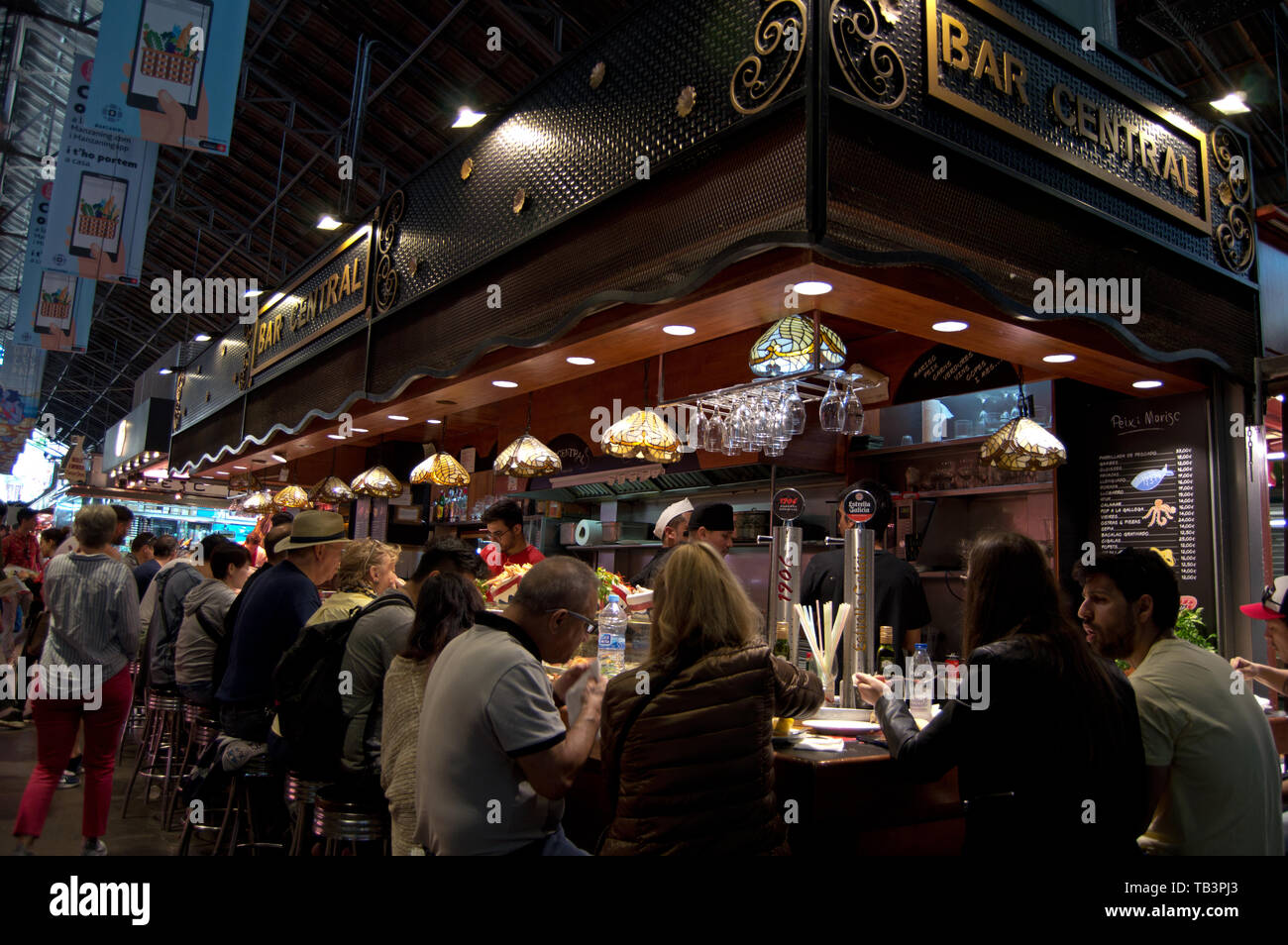 I clienti mangiano e bevono al Bar Central nel mercato la Boqueria, Barcellona, Spagna Foto Stock