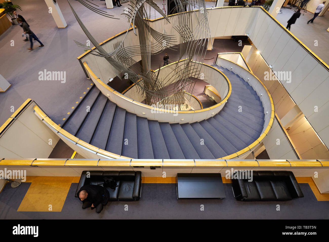 04.04.2019, Bruxelles, Belgio - Vista interna del Paul-Henry-Spaak Building nel Parlamento europeo. Una grande scala costituisce il centr Foto Stock