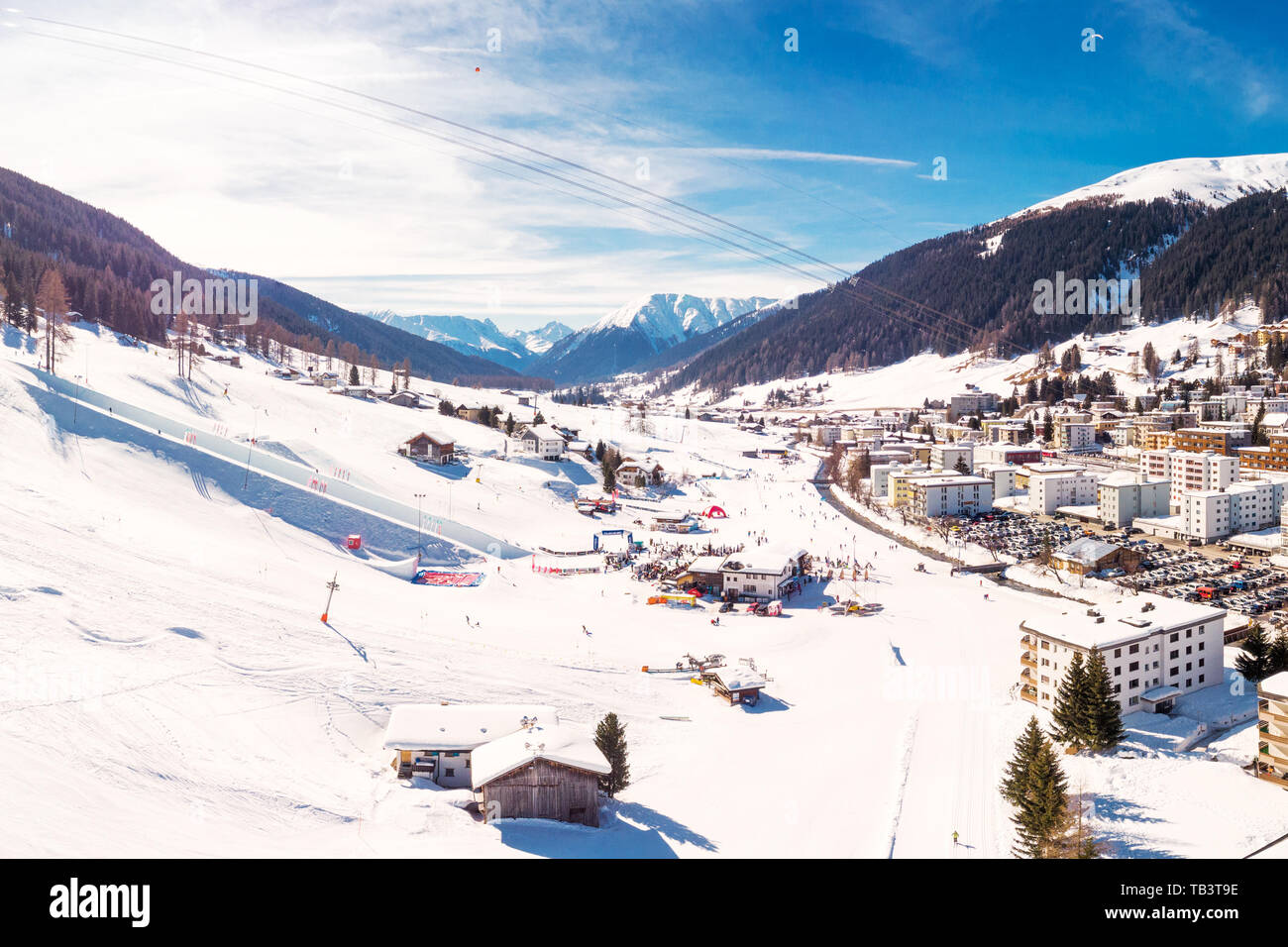 Vista aerea della città di Davos con piste da sci in inverno, Grigioni, Svizzera Foto Stock