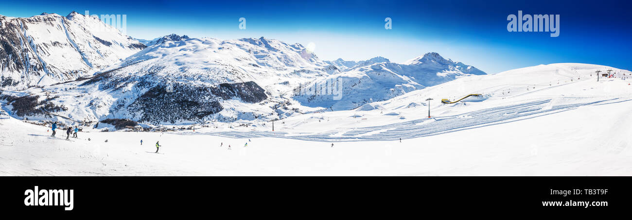 Gli sciatori sci nel Carosello 3000 ski resort, Livigno, Italia, Europa. Foto Stock