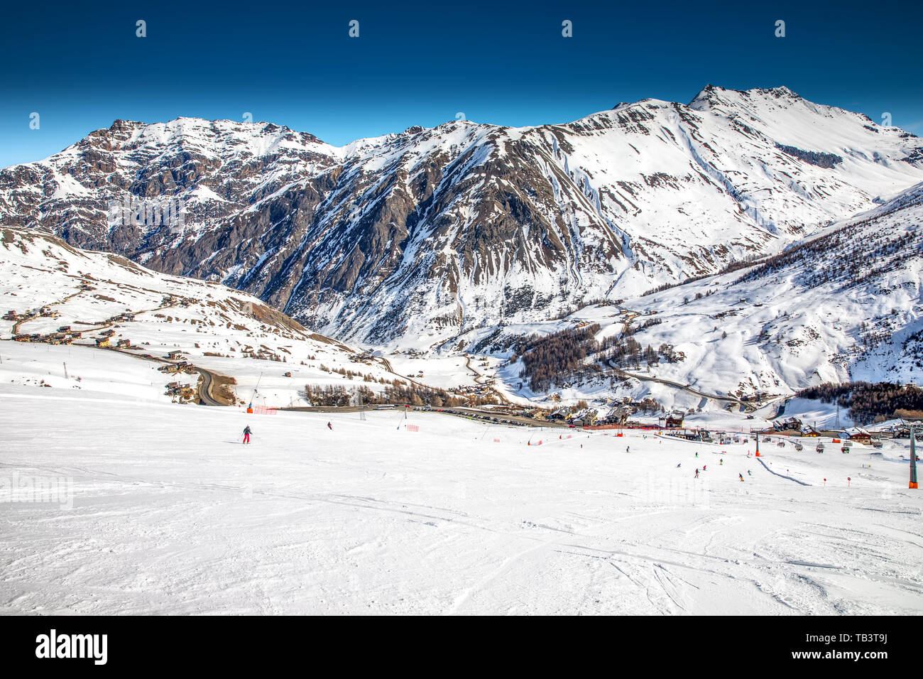 Gli sciatori sci nel Carosello 3000 ski resort, Livigno, Italia, Europa. Foto Stock