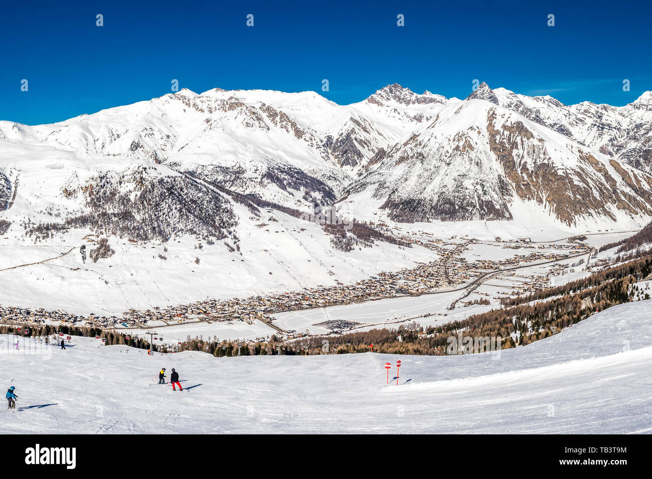 Gli sciatori sci nel Carosello 3000 ski resort, Livigno, Italia, Europa. Foto Stock