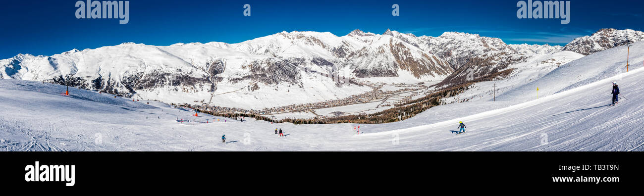 Gli sciatori sci nel Carosello 3000 ski resort, Livigno, Italia, Europa. Foto Stock