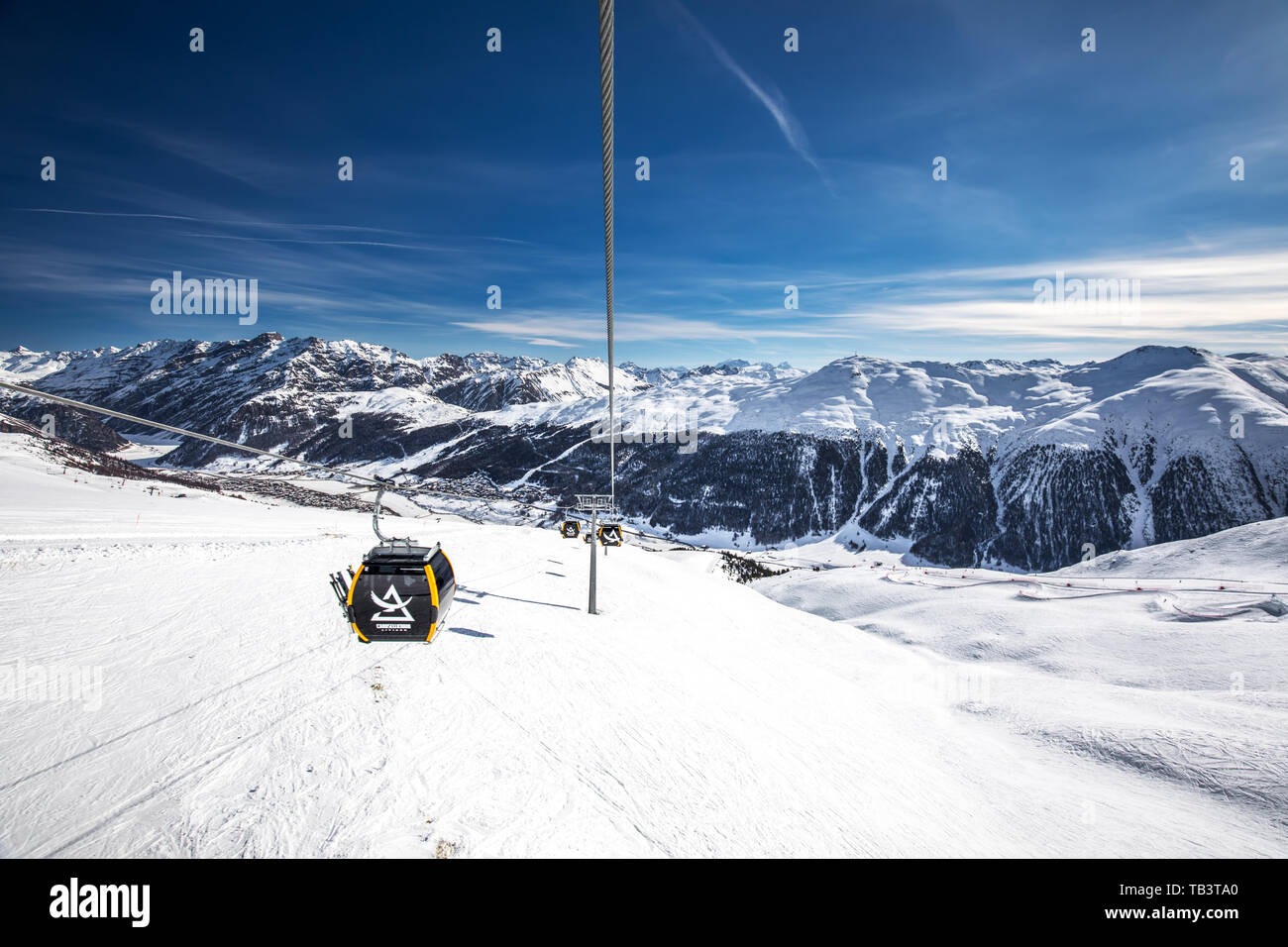 Gli sciatori sci nel Carosello 3000 ski resort, Livigno, Italia, Europa. Foto Stock