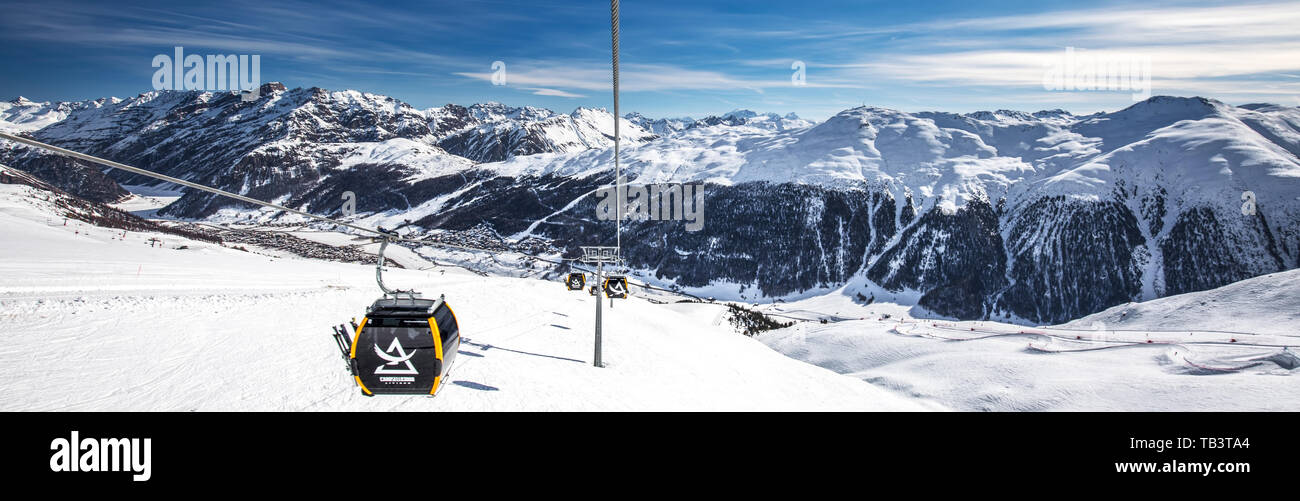 Gli sciatori sci nel Carosello 3000 ski resort, Livigno, Italia, Europa. Foto Stock