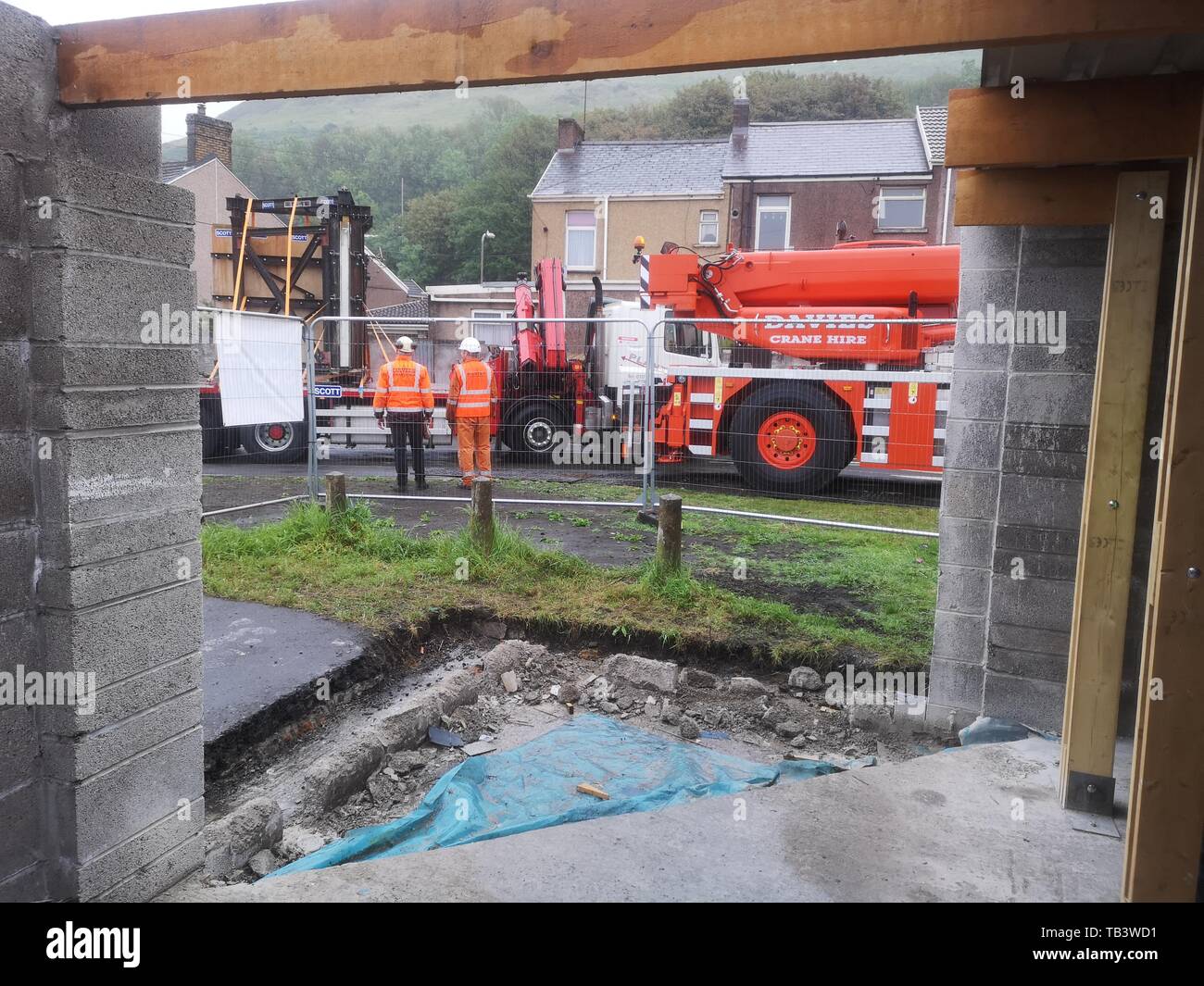 Banksy's saluti della stagione murale di essere rimosso da un steelworker's garage e trasferito in una galleria d'arte. Foto Stock