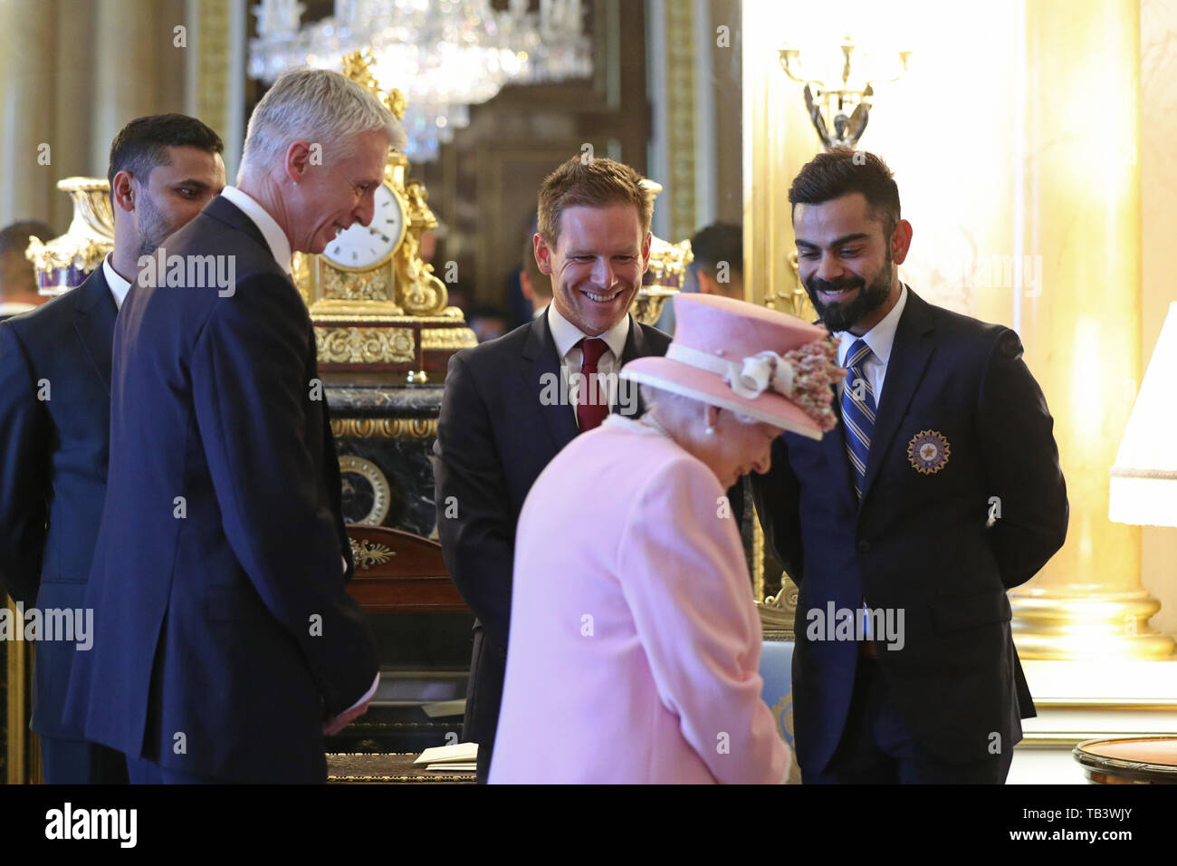 Queen Elizabeth II incontra Inghilterra cricket capitano Eoin Morgan (centro), Bangladesh capitano Masrafe Bin Mortaza (sinistra) e l'India capitano Virat Kohli (a destra). I capitani delle squadre che prendono parte alla ICC Cricket World Cup si incontrano per una fotografia nel 1844 Stanza a Buckingham Palace a Londra, davanti alla concorrenza di apertura della festa sul Mall. Foto Stock