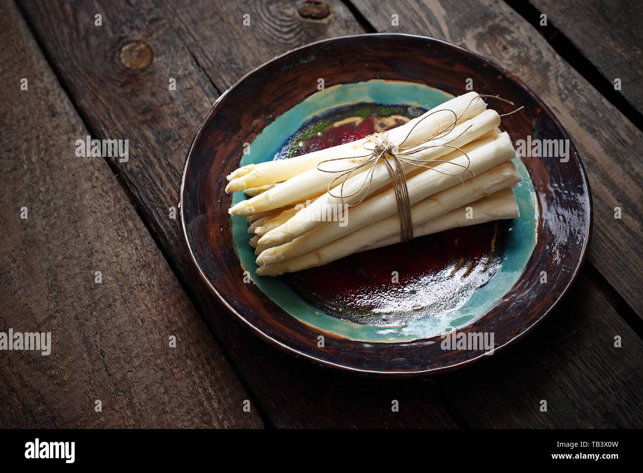 Gli asparagi. Un mazzetto di asparagi bianchi le verdure su una piastra di ceramica. Foto Stock