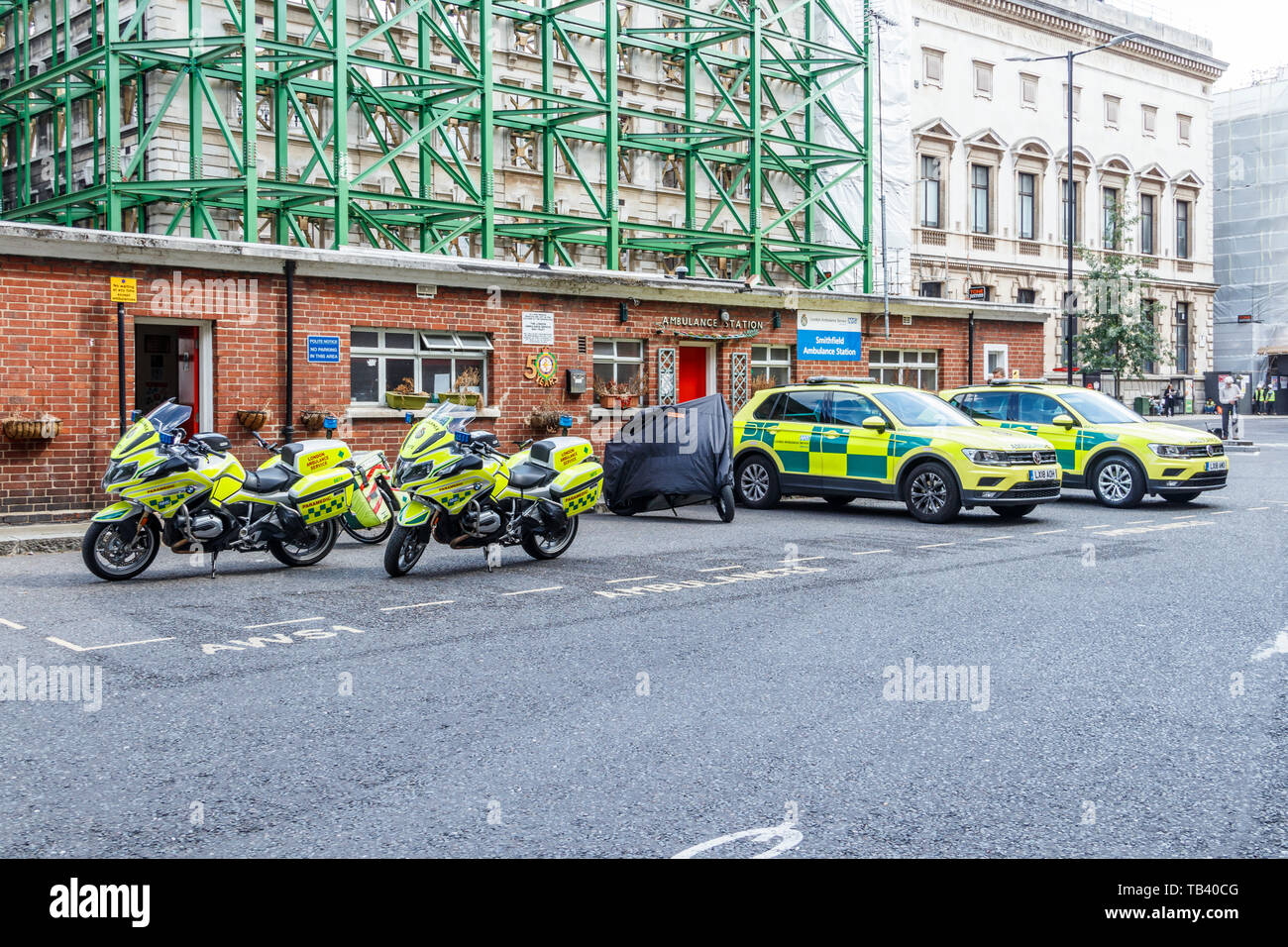 Veicoli di emergenza a Smithfield stazione di ambulanza, Hosier Lane, Farringdon, London, Regno Unito Foto Stock