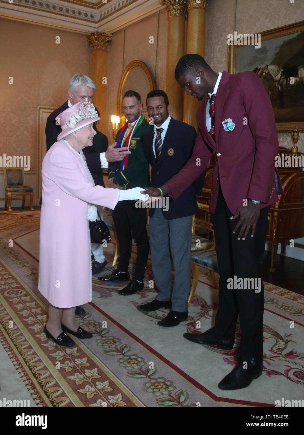 Queen Elizabeth II incontra West Indies cricket capitano Jason titolare (destra), Sud Africa cricket capitano Francois du Plessis (sinistra) e Sri Lanka capitano Dimuth Karunaratne (centro). I capitani delle squadre che prendono parte alla ICC Cricket World Cup si incontrano per una fotografia nel 1844 Stanza a Buckingham Palace a Londra, davanti alla concorrenza di apertura della festa sul Mall. Foto Stock