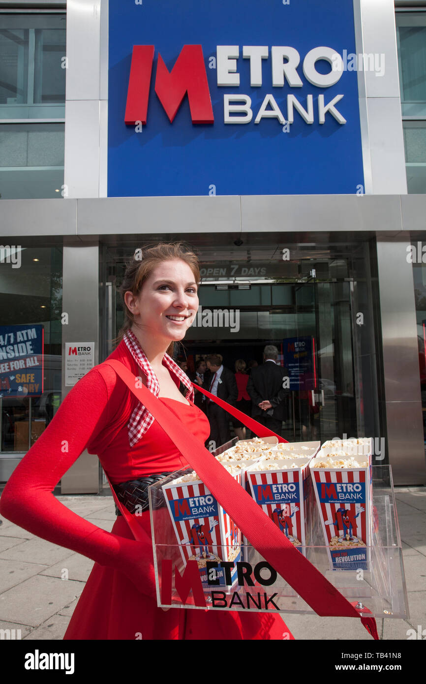 Metro Bank, Gran Bretagna il primo nuovo high street bank in oltre cento anni si apre in Earls Court, Londra, Regno Unito Foto Stock