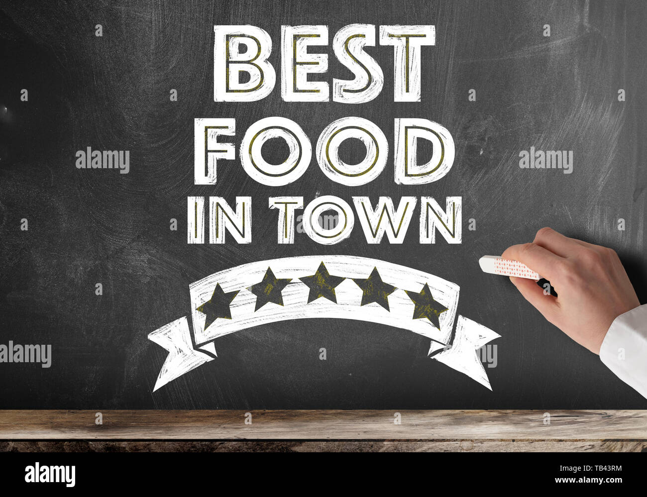 Testo il cibo migliore in città scritta sulla lavagna Foto Stock