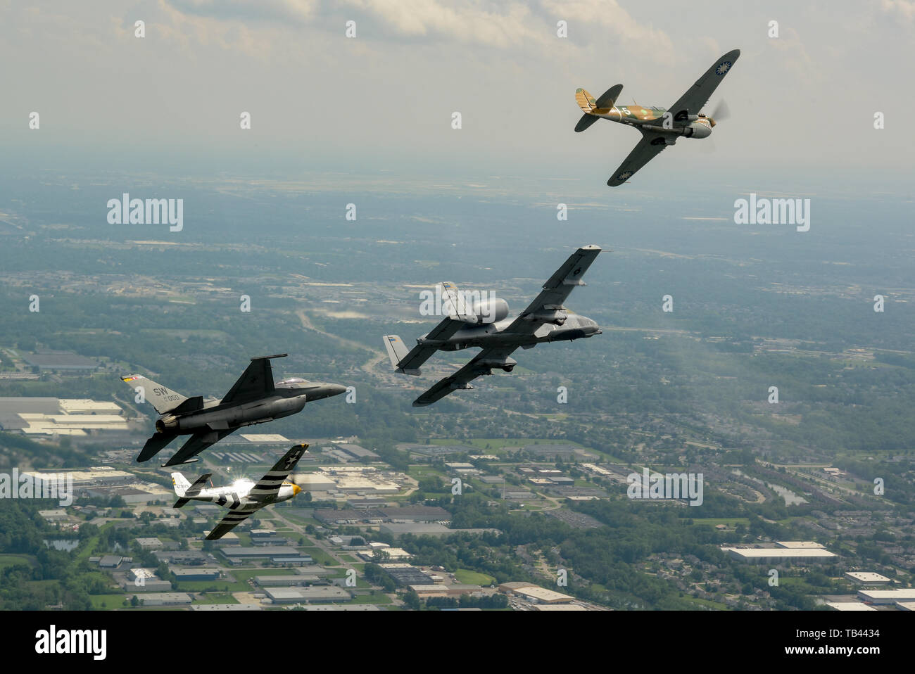 Un P-40 Warhawk e P Mustang volare al fianco di un U.S. Air Force F-16C Fighting Falcon e A-10C Thunderbolt II durante un volo di formazione su Indianapolis, Ind. Maggio 25, 2019. La formazione, noto come il volo del patrimonio, è volato oltre il 103 in esecuzione di Indianapolis 500. (U.S. Air Force photo by Staff Sgt. Betty R. Chevalier) Foto Stock