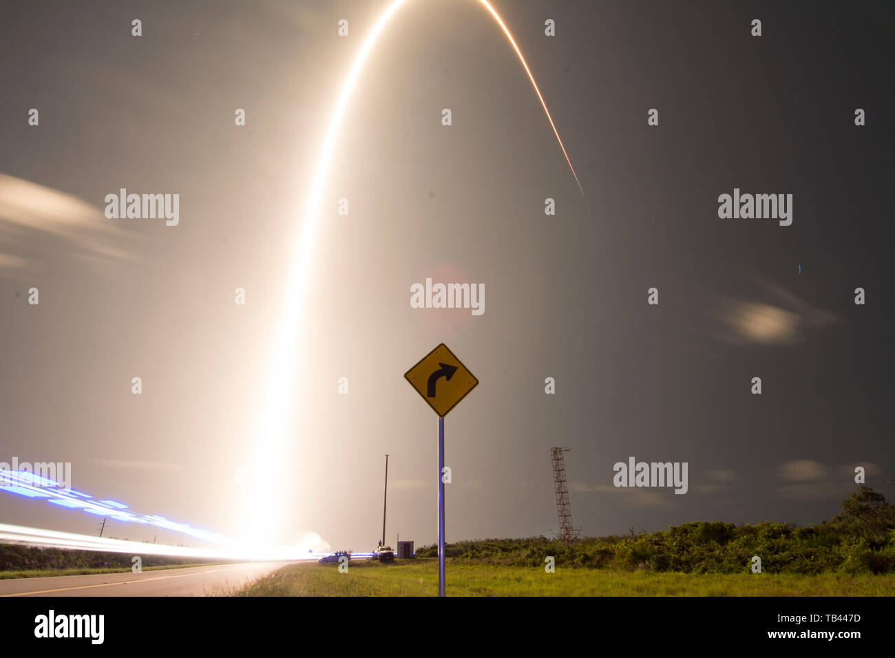 Un SpaceX Falcon 9 lanci di razzi Starlink alla Cape Canaveral Air Force Station, Fla. il 23 maggio 2019. La missione di Starlink mettere 60 satelliti in orbita e mira a costruire una costellazioni di satelliti per portare le funzionalità di internet per le aree che non hanno o hanno limitato a internet. (U.S. Air Force Photo da 1 Lt Alex Preisser) Foto Stock