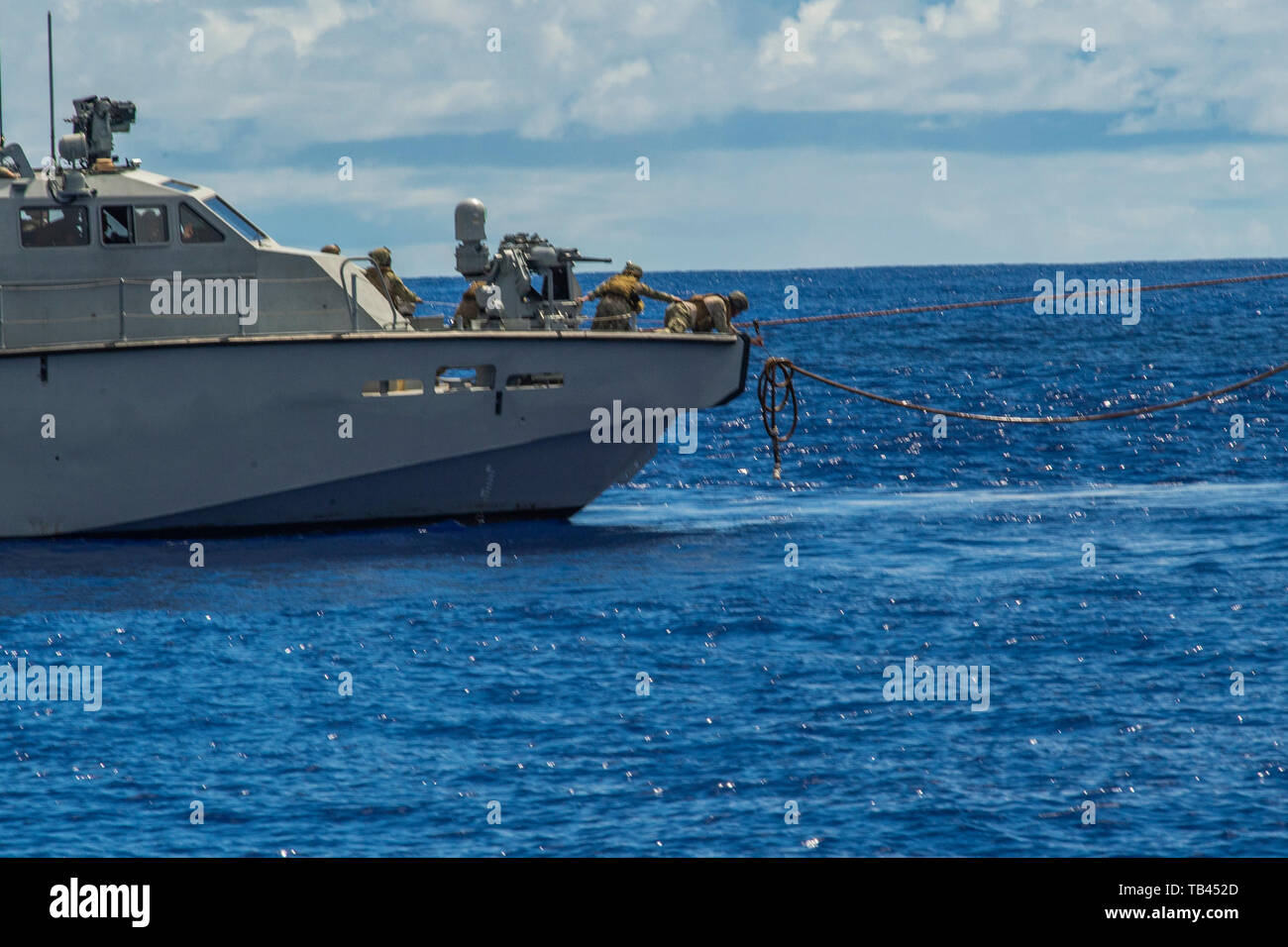 190524-N-TP834-1309 SANTA RITA, Guam (24 maggio 2019) velisti assegnati per assegnato a Costiera squadrone fluviale (CRS) 2 prendere in una linea di carburante durante il rifornimento in mare la formazione di esercitare con il Sealift Militare Marittimo di comando forza di preposizionamento contenitore, roll-on/roll-off e mobile piattaforma di atterraggio USNS Dahl (T-AKR 312). CRS-2, assegnato a Costiera gruppo fluviale 1, det. Guam, è in grado di condurre le operazioni di sicurezza marittima nell intero spettro del Naval, giunto e operazioni combinate. Inoltre, esso fornisce funzionalità aggiuntive di sicurezza del porto, avviato la sicurezza e il teatro se Foto Stock