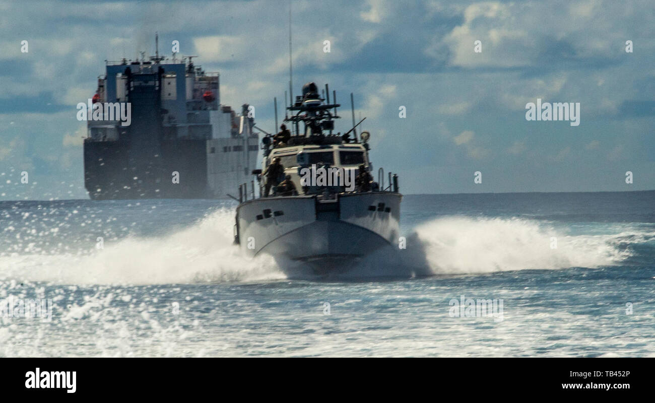 190524-N-TP834-1481 SANTA RITA, Guam (24 maggio 2019) Un marchio vi motovedetta da assegnato a Costiera squadrone fluviale (CRS) 2, transiti lontano dai militari di comando Sealift marittimo forza di preposizionamento contenitore, roll-on/roll-off e mobile piattaforma di atterraggio USNS Dahl (T-AKR 312) dopo il completamento di un rifornimento in mare esercizio vicino Apra Harbor. CRS-2, assegnato a Costiera gruppo fluviale 1, det. Guam, è in grado di condurre le operazioni di sicurezza marittima nell intero spettro del Naval, giunto e operazioni combinate. Inoltre, esso fornisce funzionalità aggiuntive di sicurezza del porto, em Foto Stock