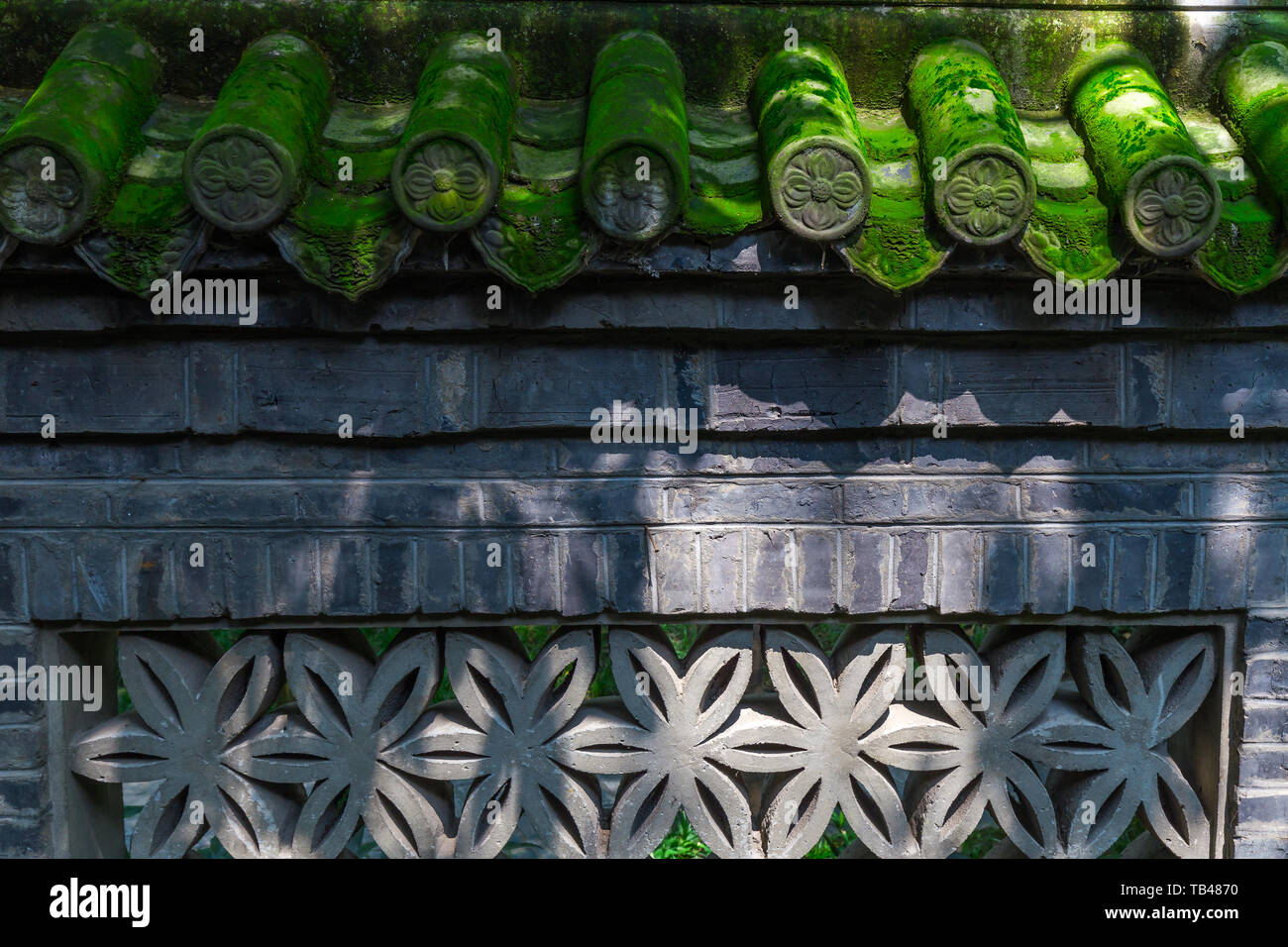 Cinese tegola di gronda su un tradizionale antico muro in mattoni . Foto Stock