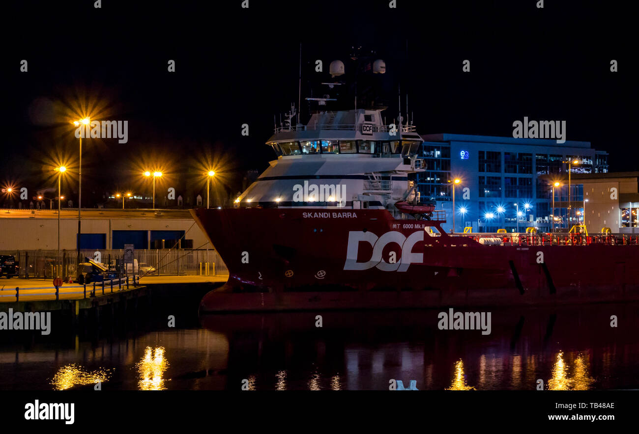 Norvegese flotta DOF Skandi Barra piattaforma e alimentazione offshore nave ormeggiata nel porto di Aberdeen di notte con raffiche di luce, Aberdeen Scotland, Regno Unito Foto Stock