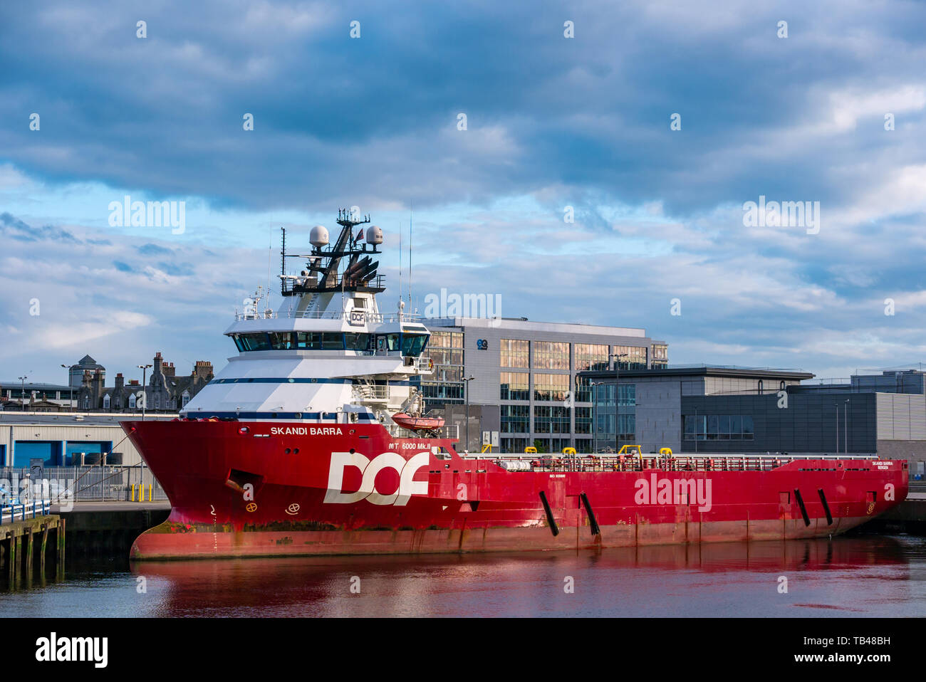 Norvegese flotta DOF Skandi Barra piattaforma e alimentazione offshore nave ormeggiata nel porto di Aberdeen, Aberdeen Scotland, Regno Unito Foto Stock