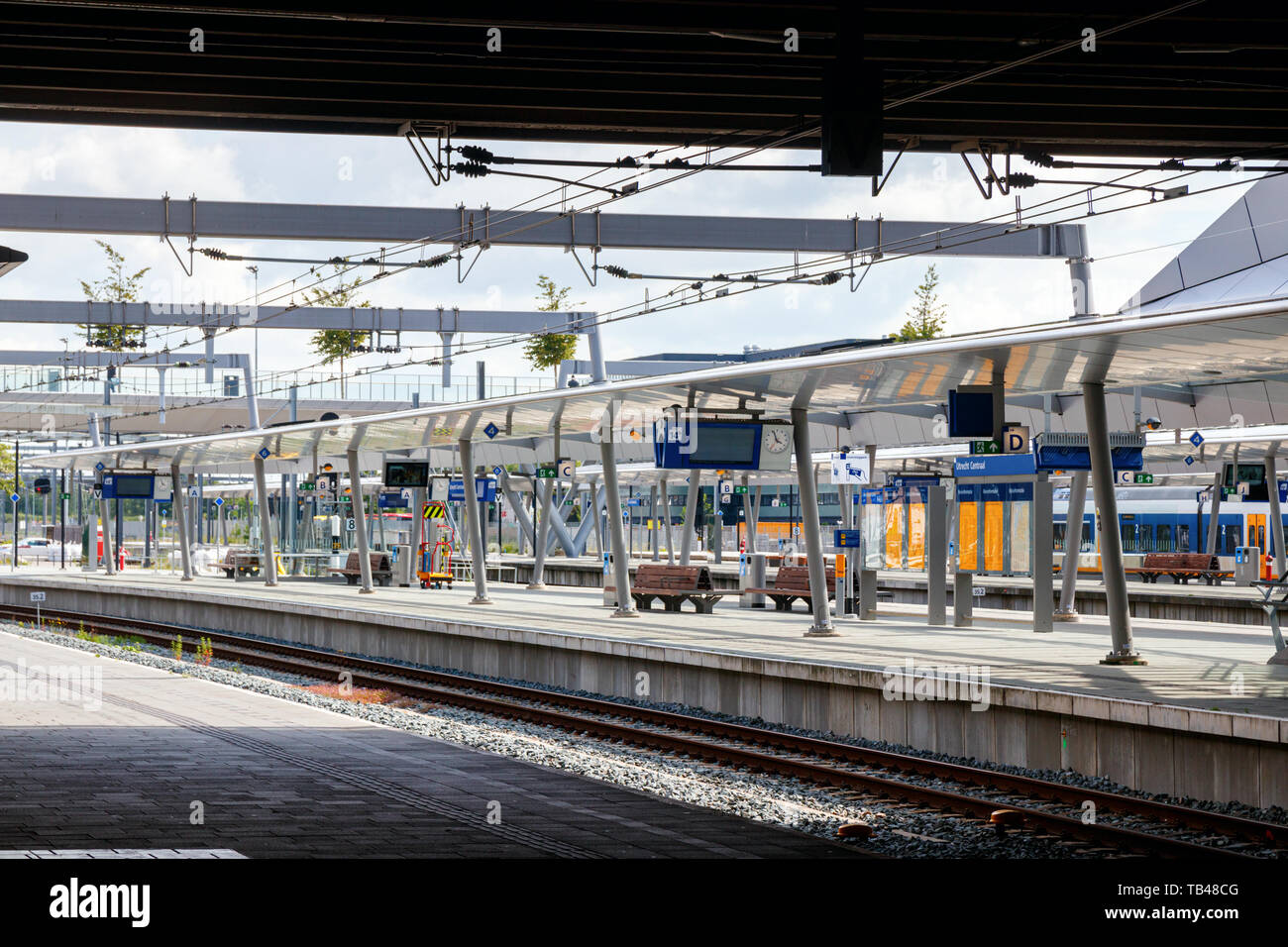 Piattaforme desolate alla stazione centrale di Utrecht. A causa di uno sciopero nazionale dei trasporti pubblici, tutti i viaggi in treno è annullato. Utrecht, Paesi Bassi. Foto Stock