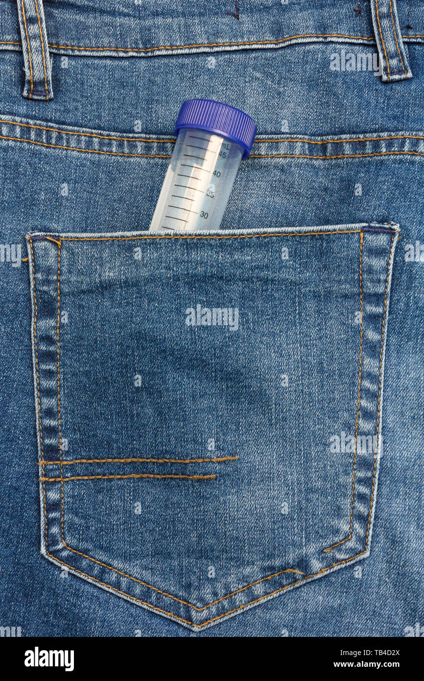 Vista ravvicinata al tubo di prova che fuoriescono da un jeans blu in tasca. Foto Stock