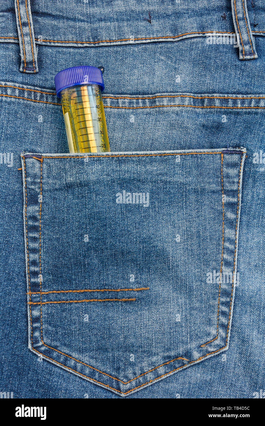 Vista ravvicinata al tubo di prova che fuoriescono da un jeans blu in tasca. Foto Stock
