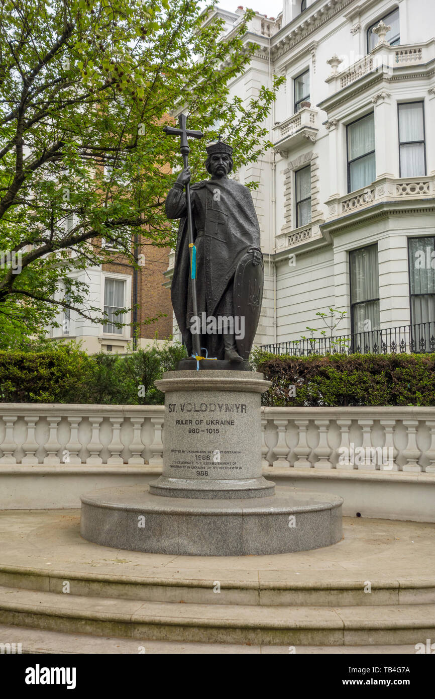 Statua in bronzo di San Vladimiro, righello di Ucraina, dello scultore Leone Mol vicino all'ambasciata ucraina, Holland Park, London, Regno Unito Foto Stock