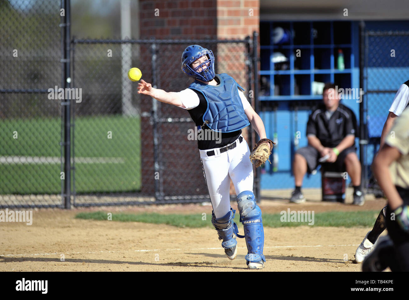 Catcher schierando un bunt e gettando al primo di base al ritiro della pastella. Stati Uniti d'America. Foto Stock