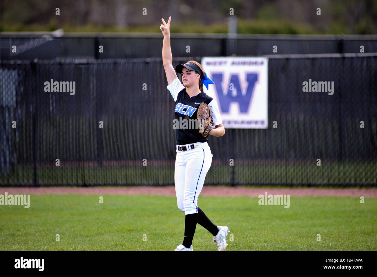 Un outfielder lo scambio di segnali a mano e per comunicare con i tuoi compagni di squadra che ci sono due uscite in inning. Stati Uniti d'America. Foto Stock
