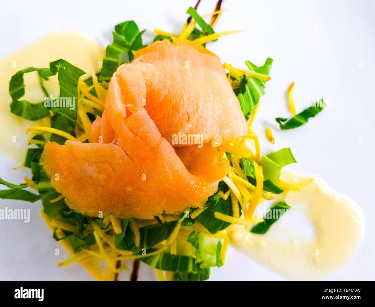 Salmone affumicato decorato con verdure Foto Stock