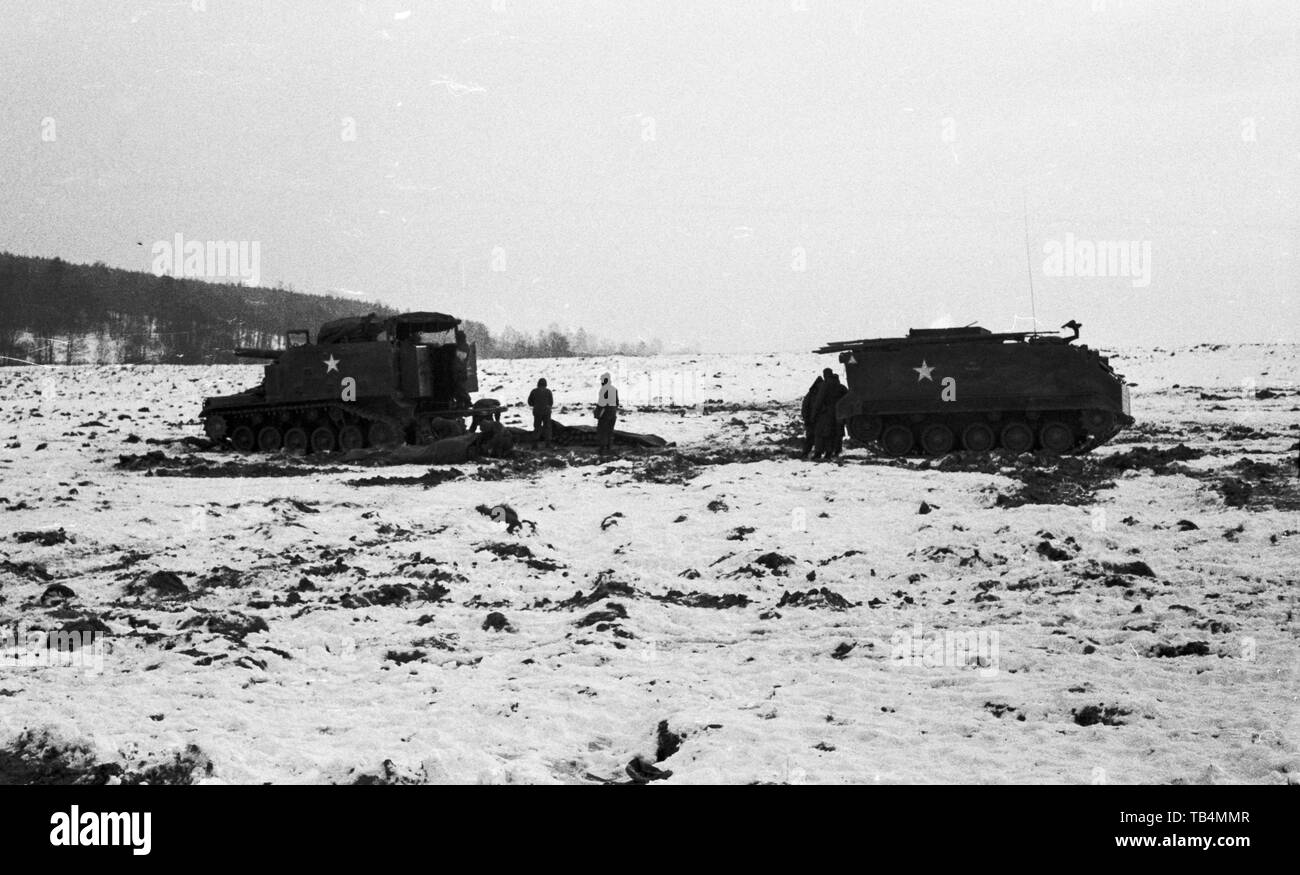 Esercito USA / Stati Uniti esercito - 74a Campo Battaglione di artiglieria - Selbstfahrgeschütz (Selbstfahrlafette) M44 155 mm / Obice semovente SPH M44 6.1 pollici e fanteria corazzata veicolo AIV M59 Foto Stock