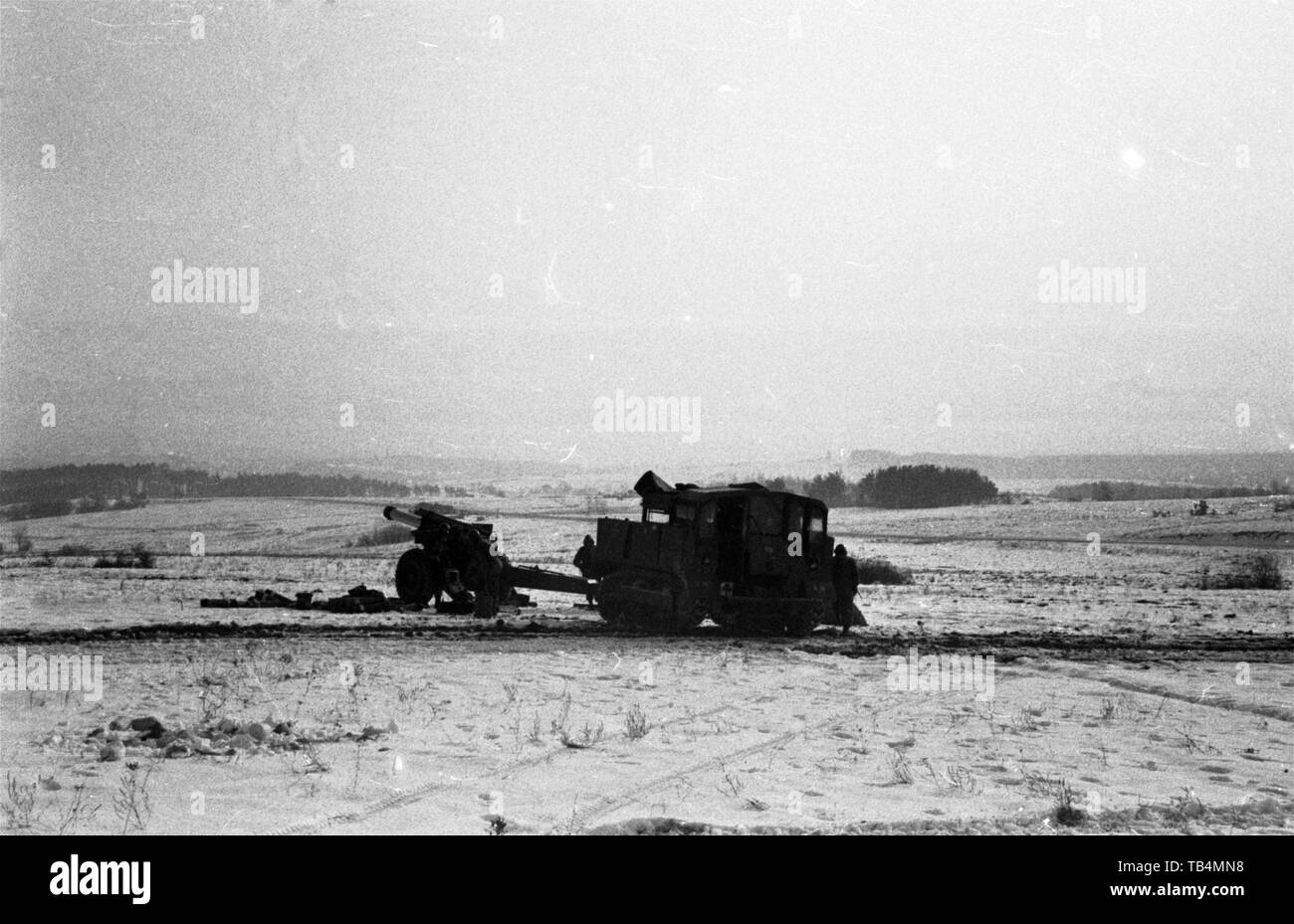 Esercito USA / Stati Uniti esercito - 74a Campo Battaglione di artiglieria - Schwere Feldhaubitze M114 - M1 155 mm / pesanti obice M114 - M1 6.1 pollici& Alta Velocità trattore M5 Foto Stock