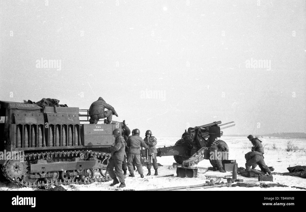 Esercito USA / Stati Uniti esercito - 74a Campo Battaglione di artiglieria - Schwere Feldhaubitze M114 - M1 155 mm / pesanti obice M114 - M1 6.1 pollici& Alta Velocità trattore M5 Foto Stock