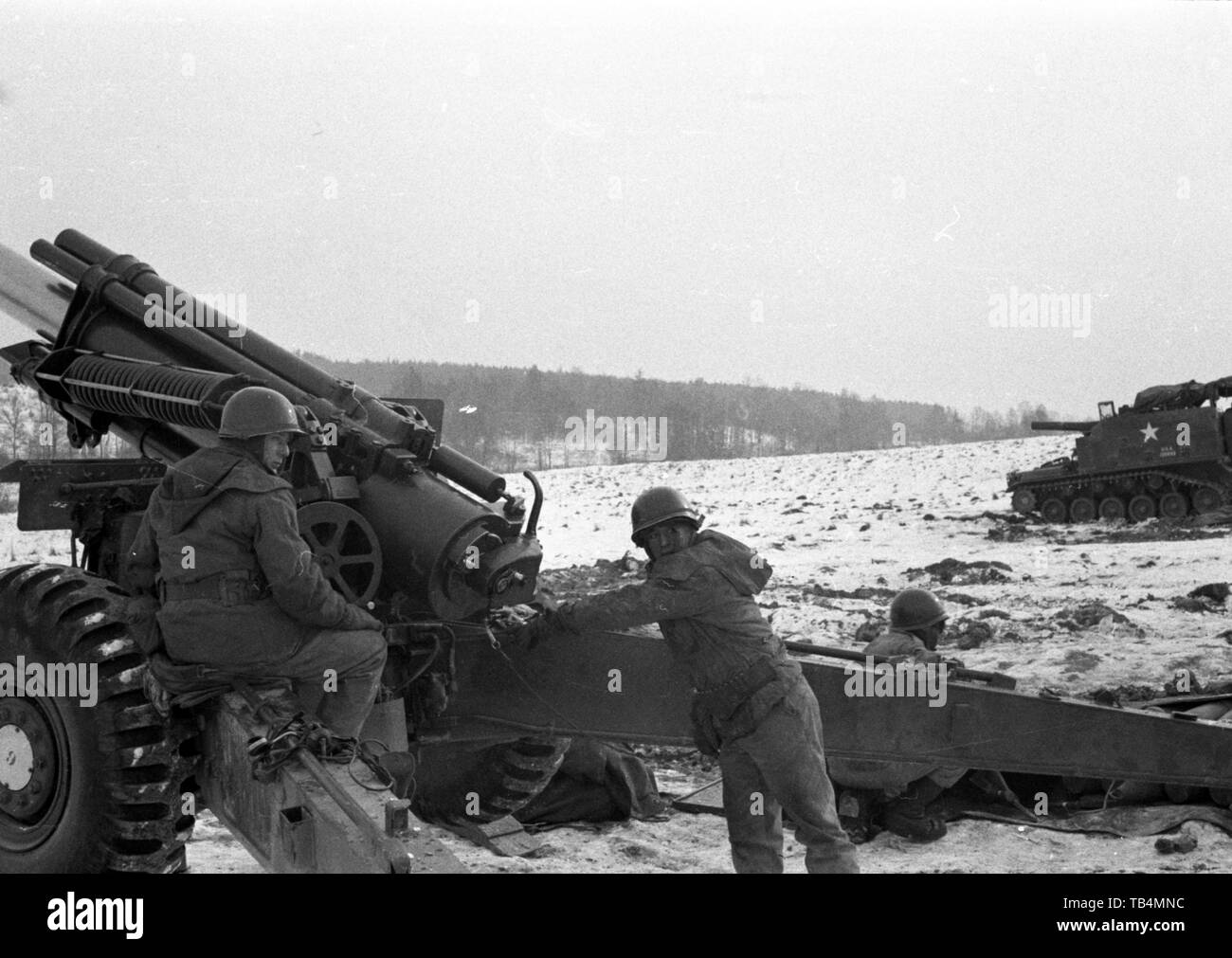 Esercito USA / Stati Uniti esercito - 74Artiglieria di Campo - Schwere Feldhaubitze M114 - M1 155 mm / pesanti obice M114 - M1 6.1 Inch & Selbstfahrgeschütz (Selbstfahrlafette) M44 155 mm / Obice semovente SPH M44 6.1 pollici e fanteria corazzata veicolo AIV M59 Foto Stock