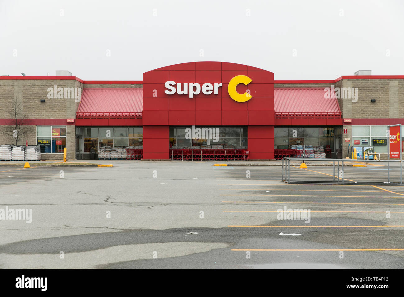 Un logo segno esterno di una Super C store in Vaudreuil-Dorion, Quebec, Canada, il 21 aprile 2019. Foto Stock