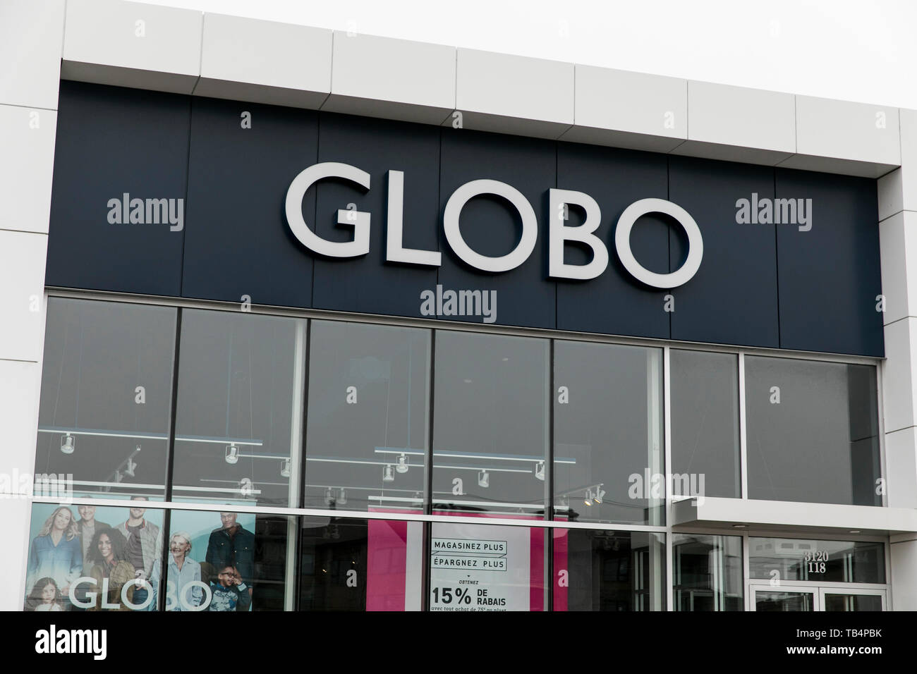 Un segno del logo al di fuori di un globo calzature store in Vaudreuil-Dorion, Quebec, Canada, il 21 aprile 2019. Foto Stock