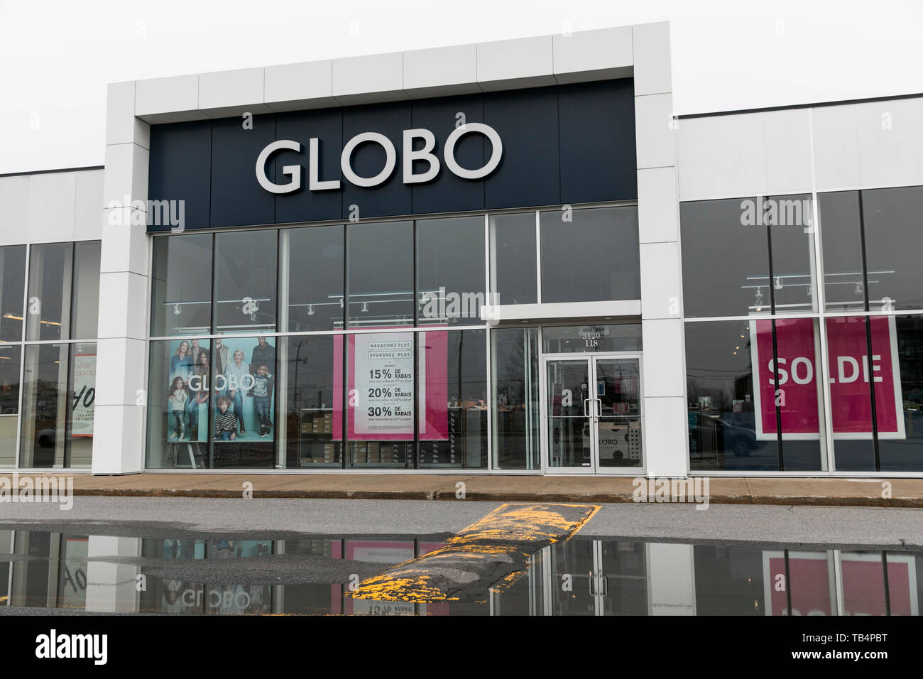 Un cartello con il logo all'esterno di un negozio Globo Shoes a  Vaudreuil-Dorion, Quebec, Canada, il 21 aprile 2019. (Foto di Kristoffer  Tripplaar/Sipa USA Foto stock - Alamy