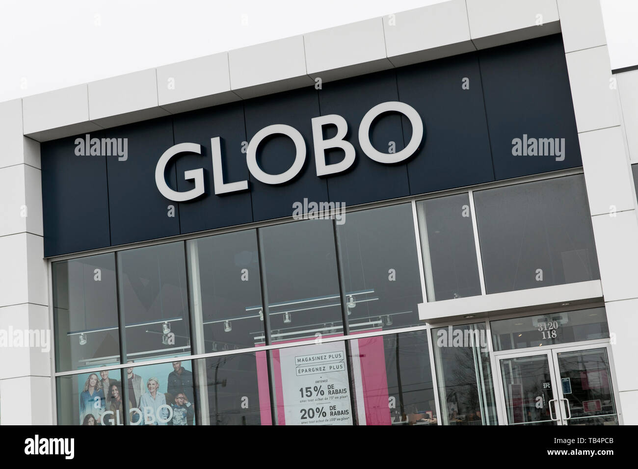 Un segno del logo al di fuori di un globo calzature store in Vaudreuil-Dorion, Quebec, Canada, il 21 aprile 2019. Foto Stock