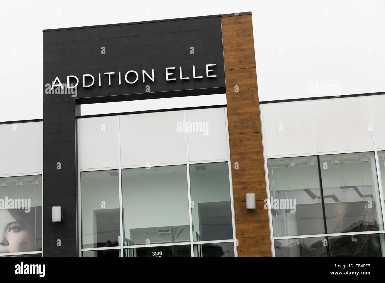 Un logo segno esterno di una aggiunta Elle store in Vaudreuil-Dorion, Quebec, Canada, il 21 aprile 2019. Foto Stock