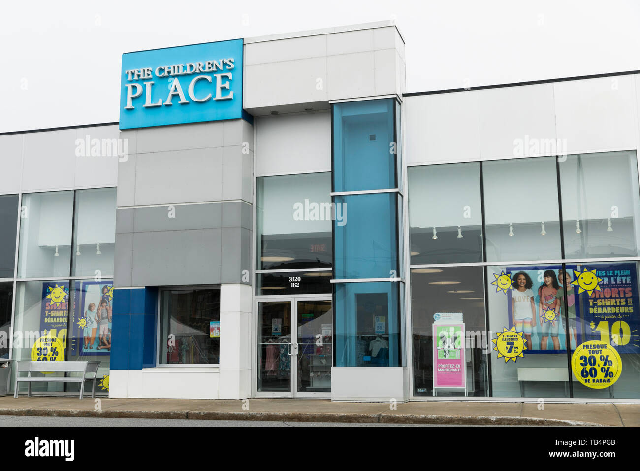 Un logo segno esterno di una i bambini del luogo store in Vaudreuil-Dorion, Quebec, Canada, il 21 aprile 2019. Foto Stock