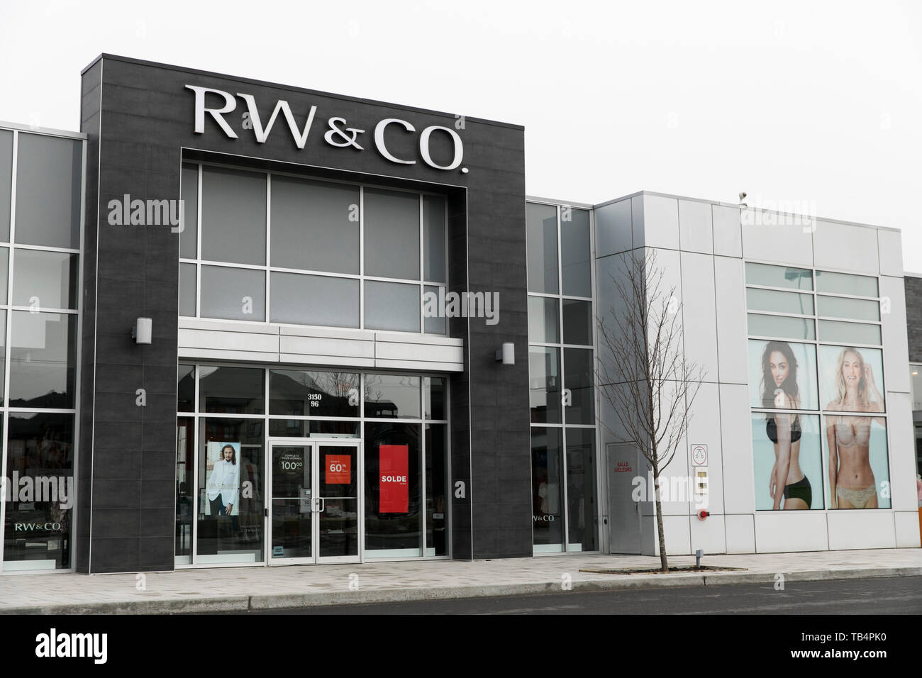 Un logo segno esterno di una RW&CO store in Vaudreuil-Dorion, Quebec, Canada, il 21 aprile 2019. Foto Stock