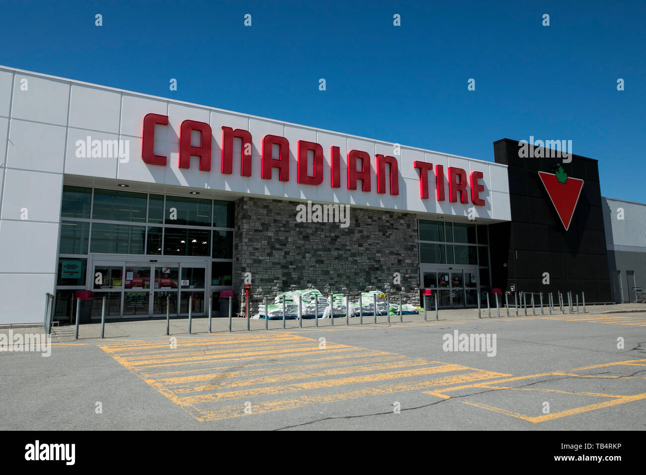 Un segno del logo al di fuori di un Canadian Tire store a Montreal, Quebec, Canada, il 21 aprile 2019. Foto Stock