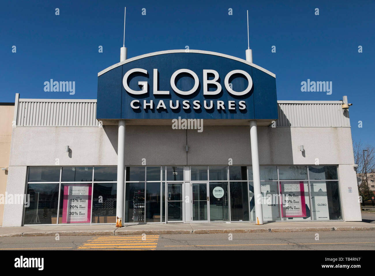 Un segno del logo al di fuori di un globo calzature store a Montreal,  Quebec, Canada, il 21 aprile 2019 Foto stock - Alamy