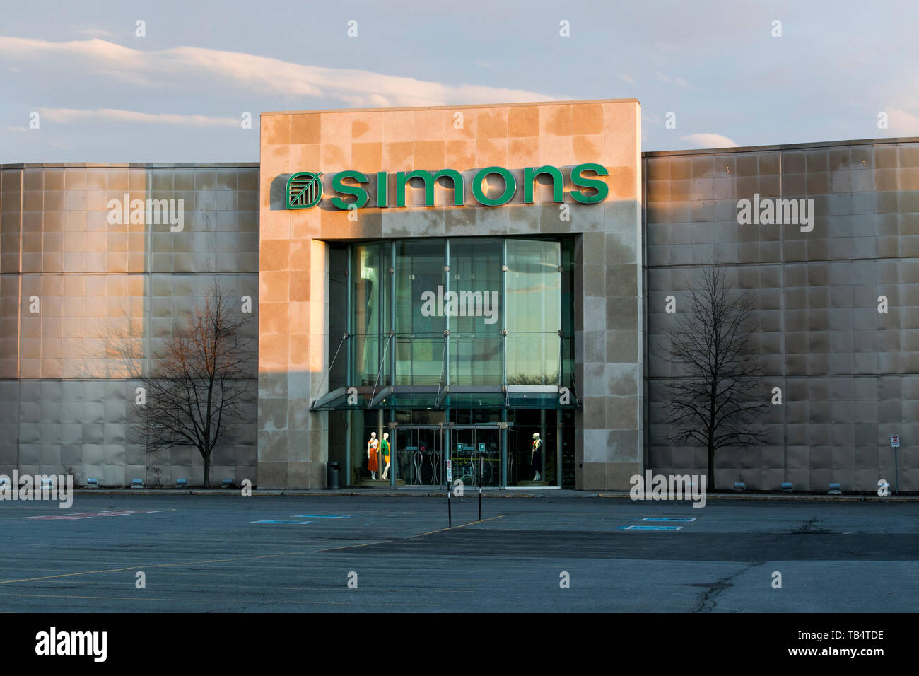 Un logo segno esterno di una La Maison Simons store in Saint-Bruno-de-Montarville, Quebec, Canada, il 21 aprile 2019. Foto Stock