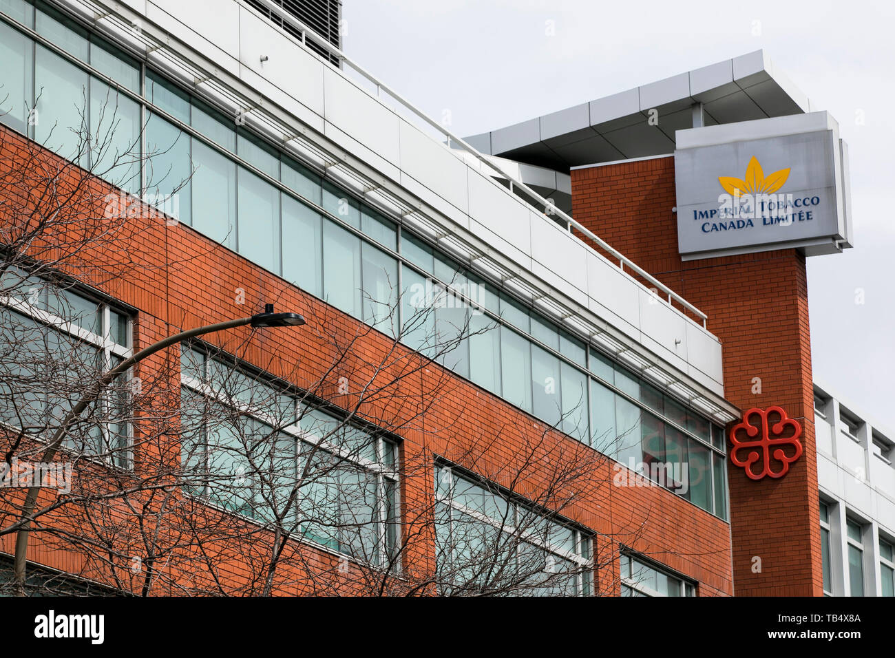 Un logo segno al di fuori della sede di Imperial Tobacco Canada Limited a Montreal, Quebec, Canada, il 21 aprile 2019 Foto Stock
